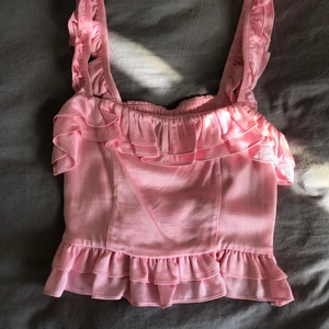 Topp från & Other stories strl S - Jättefint rosa linne med många detaljer. Skulle säga att den är lite liten i storleken och skulle säga att detta mer är en XS. Knappt använd😍 Köparen står för frakten och budgivning i kommentarerna!