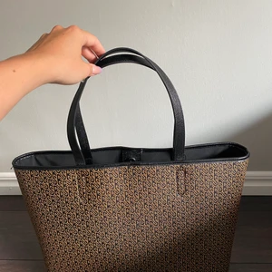 Tote bag från Beck Söndergaard - En rymlig väska i väldigt fint skick då den är använd ytterst fåtal gånger. Köparen står för frakten! Bredd ca 35cm höjd 42cm