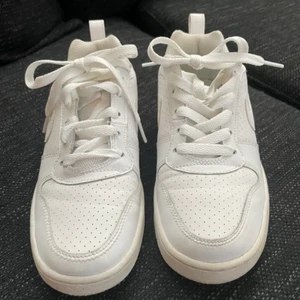 Nike sneakers - Nike sneakers som var för trånga och små redan när jag fick de som present. Storlek 36 och mycket sparsamt använda, cirka 2 gånger endast! 😊