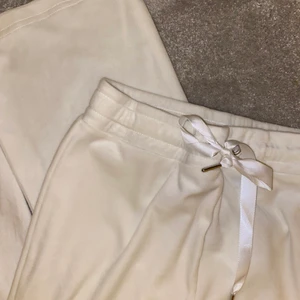 Vita mjukisbyxor - Säljer mina helt oanvända mjukisbyxor från Gina 💖 har andra liknanade så de har inte kommit till användning för mig 💖💖 hör av dig vid intresse för fler bilder eller funderingar. 