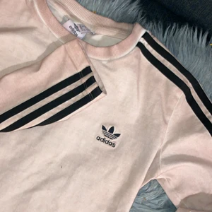 Croppad adidaströja - Ny adidas-tröja, alltså aldrig använd men prislappen har jag tyvärr klippt bort. Storlek 38 men skulle säga den är som en 36.
