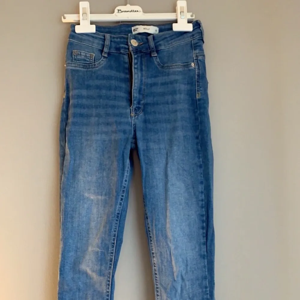 blå molly jeans från gina i stl 32. Jeans & Byxor.