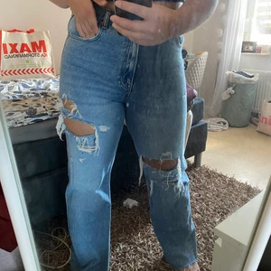 Zara jeans storlek 44 - Säljer mina jeans med hål från Zara i storlek 44. Säljs på grund av ingen användning. Knappt använda så bra skick. Köparen står för frakten😊
