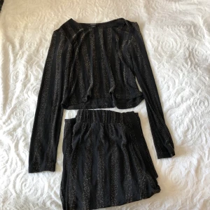 Set från Monki  - Superfint set från monki som tyvärr aldrig kommer till användning, kan också köpas separat om så önskas! Byxorna i storlek XS och tröjan i S. Kan skickas mot porto 🦋