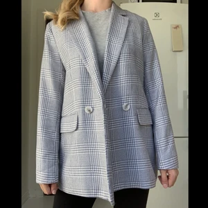 Oversize kavaj  - Säljer denna blåa, rutiga kavajen ifrån H&M. Jag har storlek XS eller S vanligtvis i kläder. Denna är i storlek 42 och sitter så snyggt om man gillar oversize! Den är bara använd ett fåtal gånger.