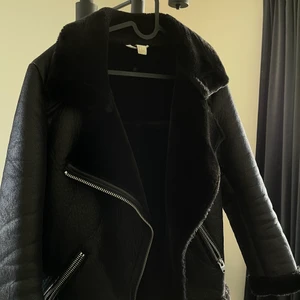 Höstjacka - Supermysig jacka till hösten, blivit lite för liten för mig dock då jag gärna vill ha den lite mer oversized. Strl 40 så sitter nog oversized på en S ungefär :) 