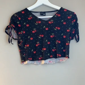 Avklippt t-shirt med körsbär på, xs - Avklippt t-shirt med körsbär på, xs