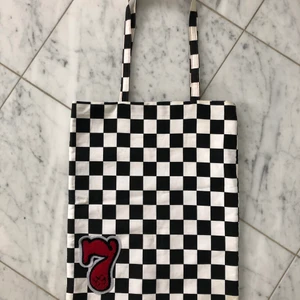Tygväska - Cool svart och vit rutig tygväska med patch på 