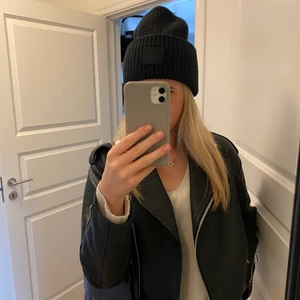 Acnemössa - Säljer min acnemössa köpt förra året för 1100kr den är sparsamt använd och i fint skick