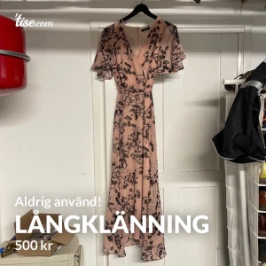 MQ klänning - Aldrig använd. Lappen sitter forfarande kvar. Storlek extra small. Jag är 166 och väger ca 57kg.  Nypris 800kr