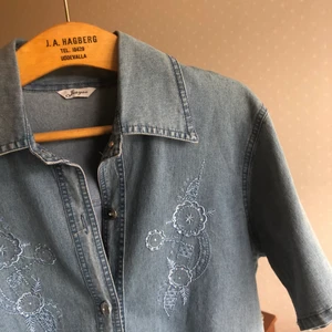 Jeansskjorta - Finaste jeansskjortan med cool brodyr. Riktigt jeans men känns inte för tung på. Storlek XL men sitter snyggt oversized på mig som normalt bär S.