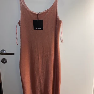 Rosa klänning från Zara - Klänning från Zara, i sammetsliknande tyg. inhandlad för ett par år sedan men aldrig använd (lappen finns kvar) färgen är ljusrosa/laxrosa. Storlek M men passar S också. Möts antingen i Stockholm eller skickas rekommenderat. 