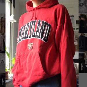 Vintage hoodie - Röd hoodie med text på i bra skick, lägg gärna ett bud :-D 