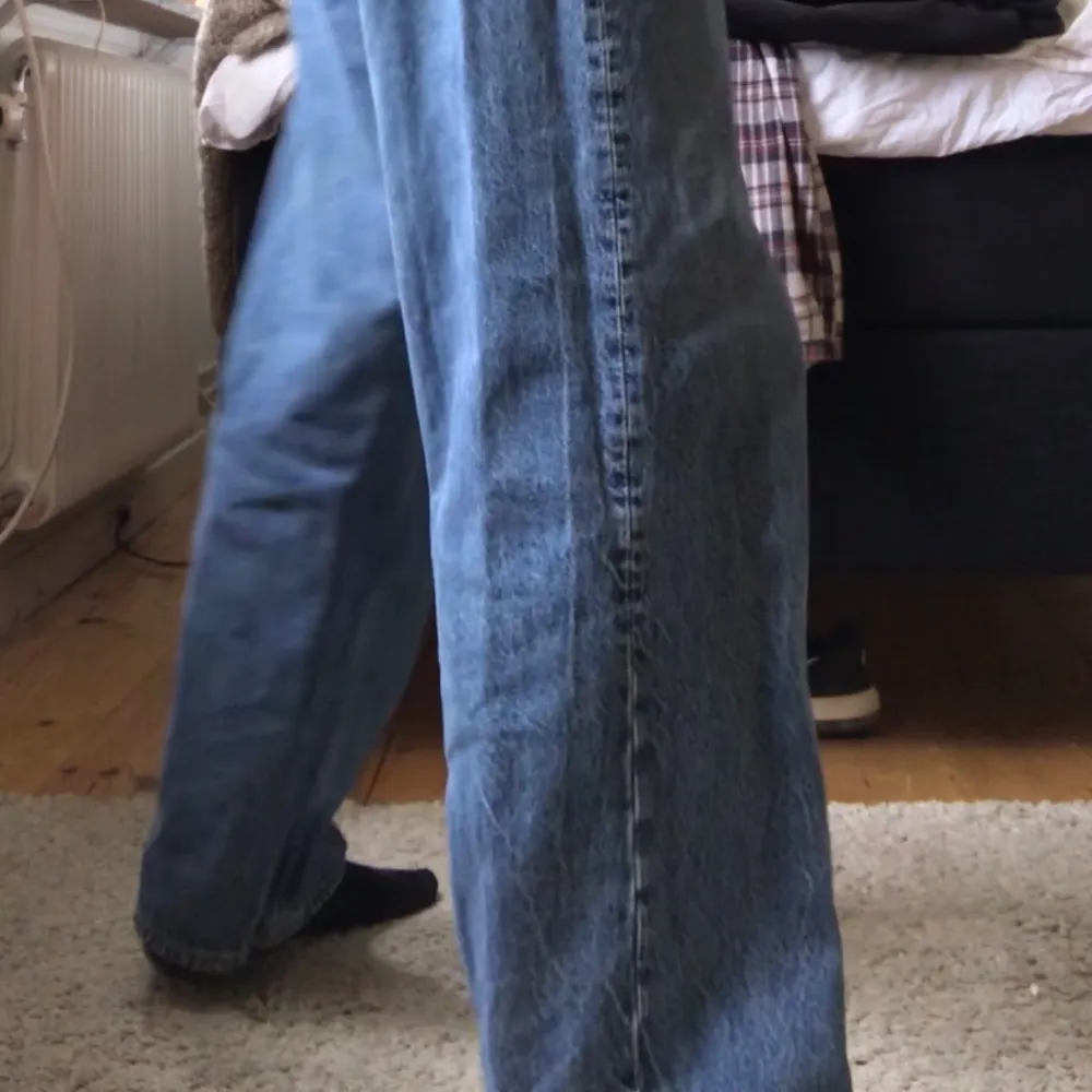 Vida weekday jeans i bra skick, modellen rail, har sytt in med resår i midjan men det går att ta bort om man vill. Jag är 172 och har vanligvis S. Jeans & Byxor.