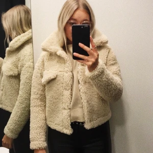 Fluffig höstjacka - Knappt använd! Jättesnygg och fräsch nu till hösten! 