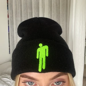Billie Eilish Blohsh Beanie/mössa (äkta) - Supersnygg svart mössa med lime/neongrönt märke, knappt använd och köpt från Billie Eilish hemsida! (Finns även i lime/neongrön med svart märke) Kan mötas upp i Stockholmsområdet eller skickas på post, köparen står för frakten 🥰