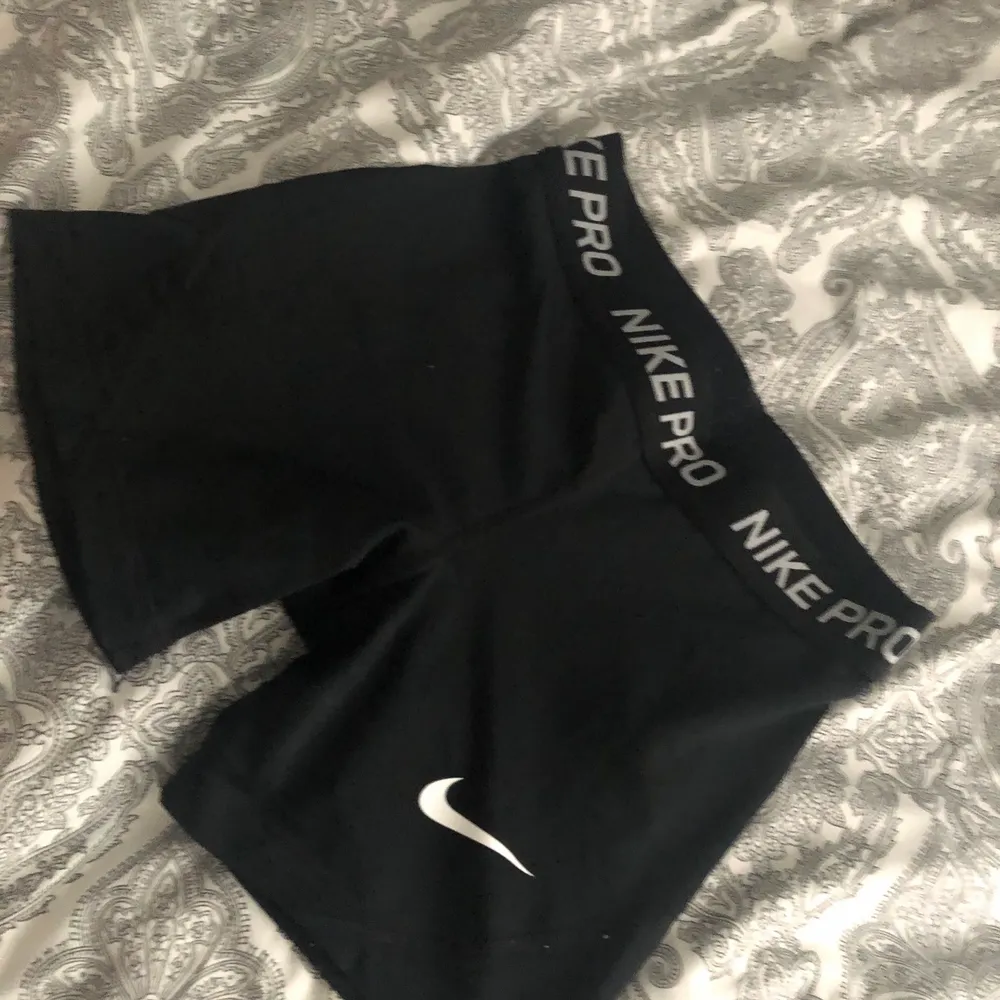 Ett oss Nike PRO shorts som blivit försmå som är i strl xs, väldigt bra skick! Inte super använda🙌🏻💞. Shorts.