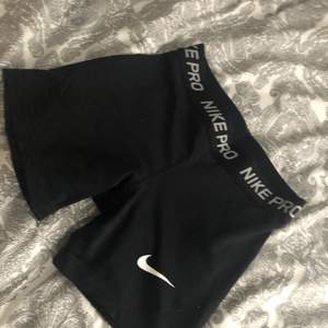 Ett oss Nike PRO shorts som blivit försmå som är i strl xs, väldigt bra skick! Inte super använda🙌🏻💞