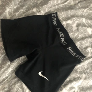 Ett par Nike shorts strl xs - Ett oss Nike PRO shorts som blivit försmå som är i strl xs, väldigt bra skick! Inte super använda🙌🏻💞