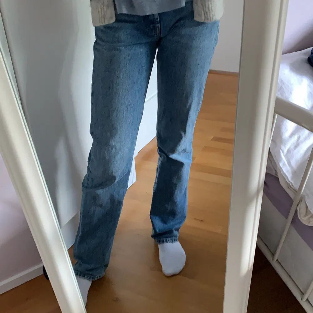 Supersnygga jeans från Zara med medelhög midja! Den här färgen är helt slutsåld❤️Jeansen är i jättebra skick. Tveka inte på att höra av dig om du har några frågor!💘. Jeans & Byxor.