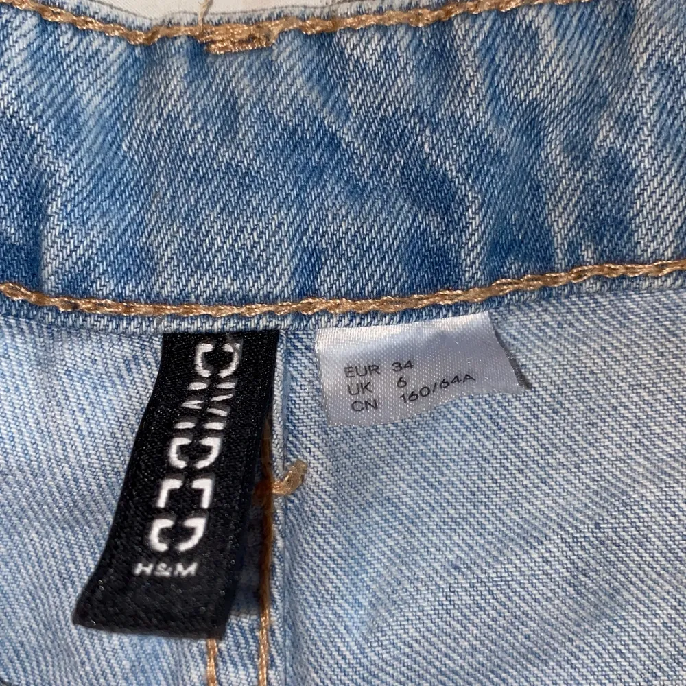 Ett par jeans från hm som e ganska använda:) Helt oskadda å i väldigt bra skick i strl 34:). Jeans & Byxor.