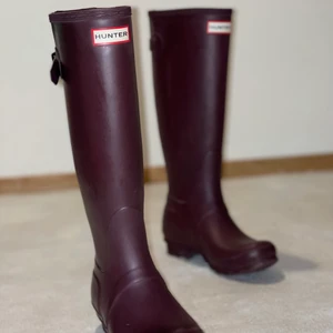 Hunter stövlar - Hunters stövlar i jätte fint skick. Använda endast ett fåtal gånger. Färg : mörk lila