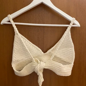 Virkad topp  - En virkad topp som man knyter baktill