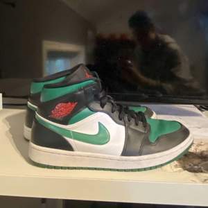 Intresse koll på ett par Jordan 1 green toe köpta på Nike för 6 månader sen, använda ett fåtal gånger efter det. Ordinarie pris 2000kr, säljer vid bra bud!💚