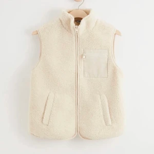 Teddyväst  - Lägger ut igen pga oseriösa köpare. Jag säljer nu min teddyväst som är väldigt sparsamt använd, nästan som ny! Storlek M och sitter snyggt oversize på mig som brukar ha XS/S. Frakt 66kr (INGÅR EJ I PRISER DÄRAV SVARAR JAG INTE PÅ MEDDELANDEN KRING OM FRAKT INGÅR). 