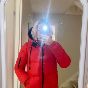 D.brand jacka  - Säljer min röda D.brand jacka. Den är i fint skick och använd en vinter