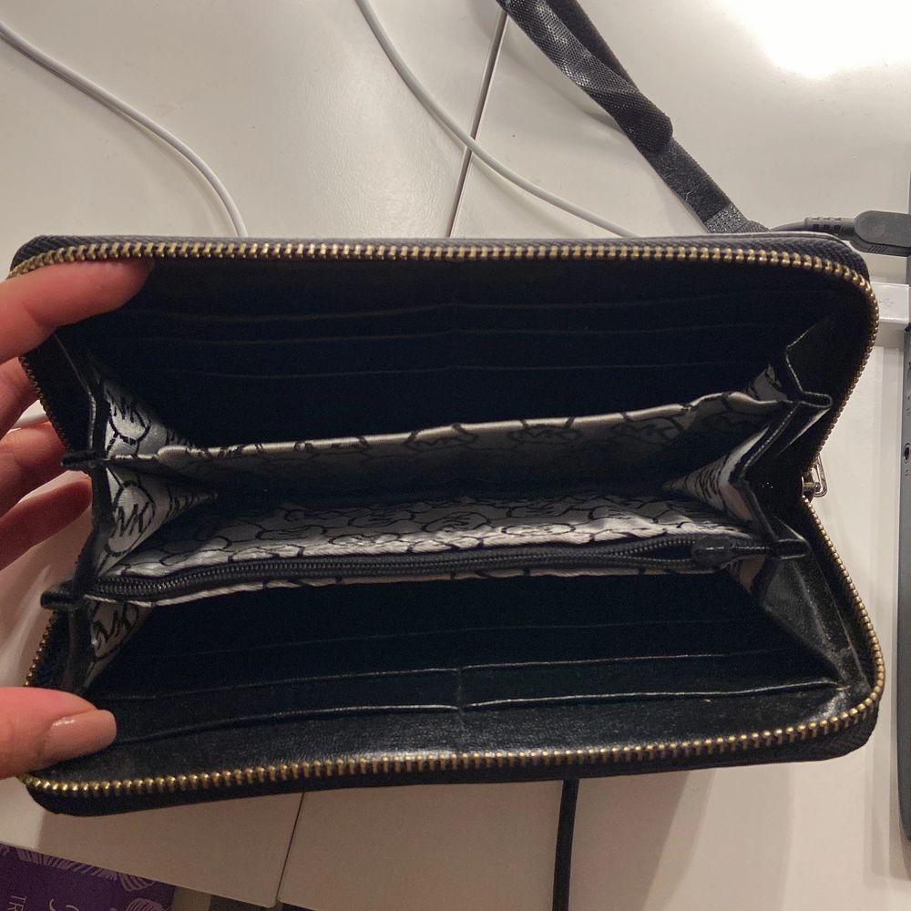 en fake Michael kors plånbok, köpte den i en secondhandbutik för 100kr. Accessoarer.