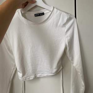 En vit tröja med öppen rygg som går att justera med snören. Betalning via Swish✨