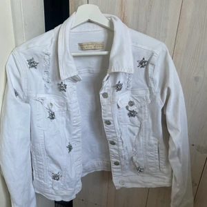 Jeansjacka - Säljer denna supersöta jeansjackan med kristalldetaljer