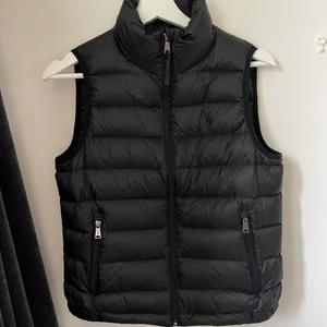 Ralph Lauren väst - Västen är som ny, knappt använd och perfekt nu till hösten!