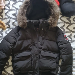 Superdry jacka strl 38-40 - Varmfodrad kort Superdry jacka. Köpt våren 21, använd 2 ggr