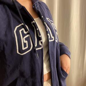 Säljer denna superfina hoodie från Gap. Jag själv är S/M och tycker den sitter fint oversized på. Den är i mörkblå färg (ser svart ut på bild nummer 2 men det är den alltså inte).Den är i superbra skick❤️‍🔥❤️‍🔥