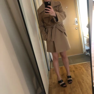 OtherStories Ullkappa  - Superfin kappa i ullblandning från Other Stories. Kamelfärgad. Storlek 36 och i fint skick, endast använd ett fåtal gånger. Köparen står för frakt. 