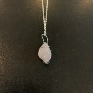 Halsband - Kristallhalsband med hängsmycke av rosenkvarts, 26cm kedja