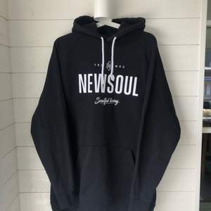 Svart hoodie från newsoul i strl L. Är som ny och säljer eftersom den inte används. Köparen står för frakten ✨
