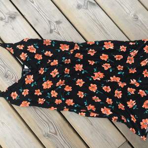 Säljer denna fina dress ifrån Hm med oranga blommor på💕 Var inte rädd att skicka efter fler bilder eller frågor!