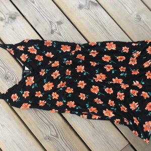 ”Byxdress”  - Säljer denna fina dress ifrån Hm med oranga blommor på💕 Var inte rädd att skicka efter fler bilder eller frågor!