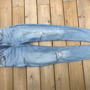 Jeans - Säljer dessa blåa jeans från lager 157 i modellen SKY med små håll på benen💕Var inte rädd att skicka efter fler bilder eller frågor!
