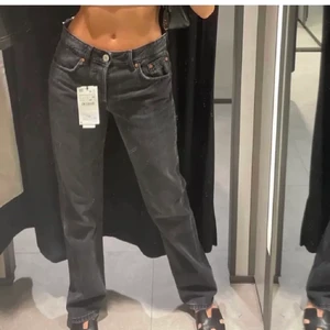 🌟ZARA JEANS🌟 - Första bilden lånad! Säljer mina svarta populära midrise-jeans från zara. Nästan aldrig använda och de är slutsålda i butik! Skitsnygga men kommer ej till användning:( skicka privat om du är intresserad! Möts upp helst i Stockholm men kan också frakta.