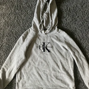 Calvin Klein hoodie  - Supersnygg Calvin Klein hoddie i storlek S men passar även Xs. En mörkare grå färg. Tyvärr för liten , superbra skick! Och sparsamt använd 