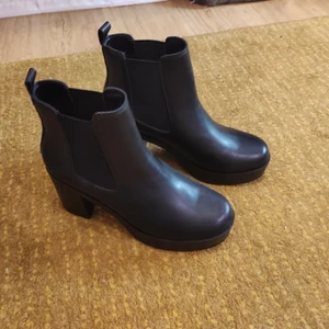 Svarta skor med klack - Använda en gång. Fint skick. Storlek 39