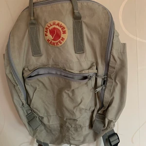 Fjällräven kånken blå/grå - Kånken-ryggsäck i använt skick men den är inte trasig på något sätt! Mina föräldrar köpte den för längesedan och därför är färgen inte helt som den var förut! Den är lite ljusblå/grå och väldigt fin!!