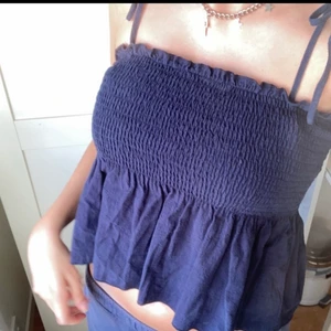 Mörkblått linne - Så trendigt blått linne! Det är i mycket bra skick! Köpt från shein! ❤️🥰