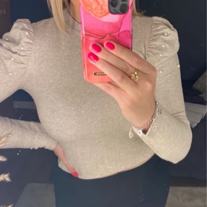 Tröja  - Säljer denna fina tröja inför vintern då jag inte har användning för den. Använd 1 gång på ett dop och inget mer, så tröjan är i väldigt fint skick. Den är från Gina Tricot och köpte den i våras🌟💓🍁