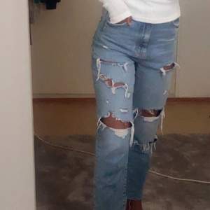As fina blåa håliga jeans från Gina. Köpta för 500kr💗 Passar mig bra som är 164! Köp direkt för 299kr.