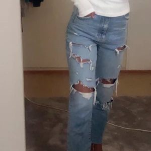 Håliga jeans💙 - As fina blåa håliga jeans från Gina. Köpta för 500kr💗 Passar mig bra som är 164! Köp direkt för 299kr.